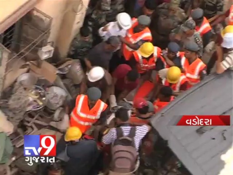 Tv9 Gujarat - Girl's close escape from death in Vadodra Building collapse