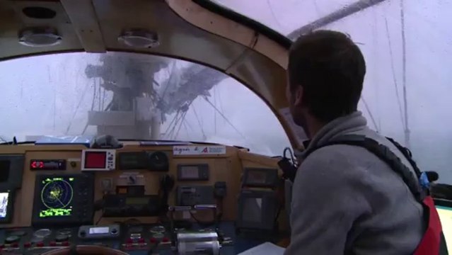 Plus de 35 noeuds de vent en rafales et des creux de plus de cinq mètres, Tara navigue dans une mer de Laptev agitée sur laquelle flottent des blocs de glace © A.Deniaud/francetv nouvelles écritures/Thalassa/Tara Expéditions