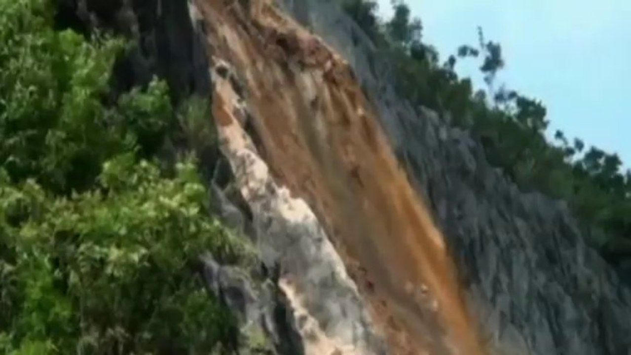Buildings swept away in giant China landslide