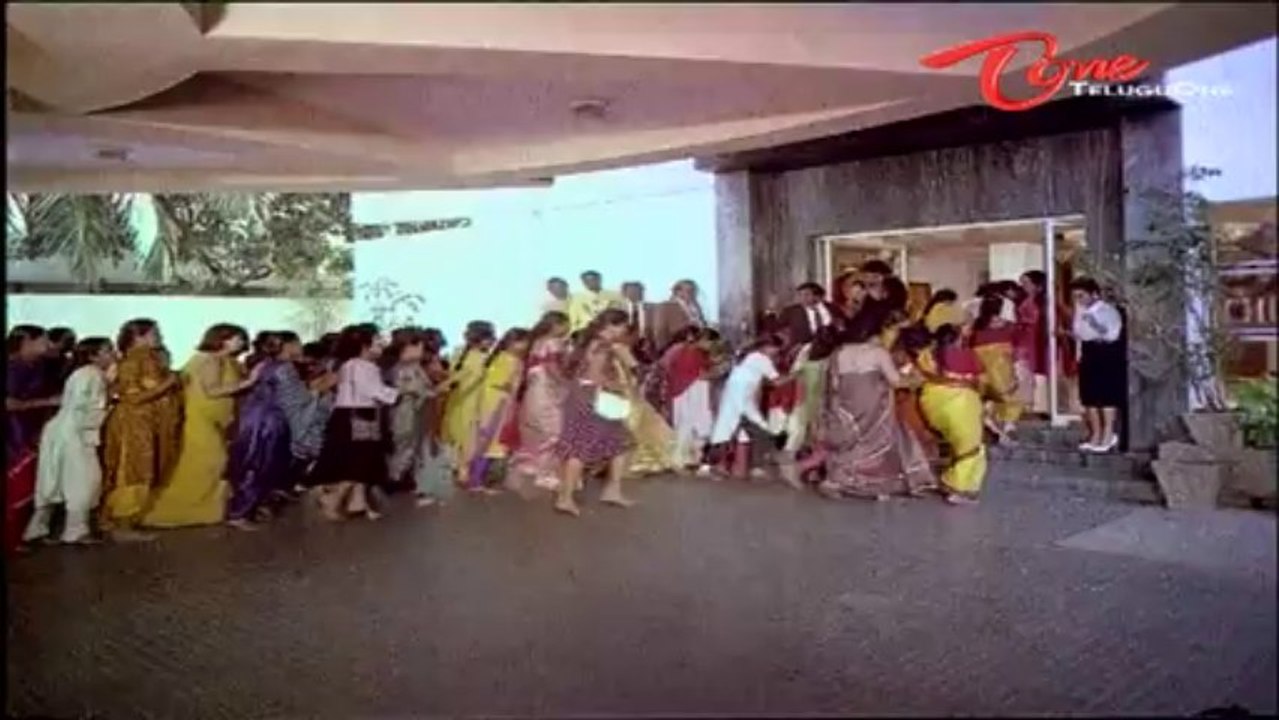 Venkatesh Solves Funny Ladies Problem | Hilarious Scene