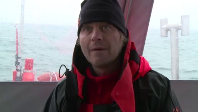 Pascal Hingamp, chef scientifique de ce leg, nous explique les raisons de cette seconde journée de station de prélèvements © A.Deniaud/francetv nouvelles écritures/Thalassa/Tara Expéditions
