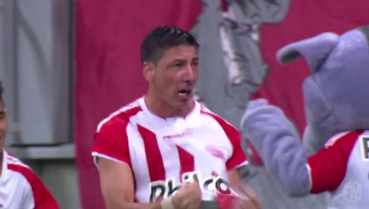 Une splendide combinaison aérienne qui finit en lucarne !