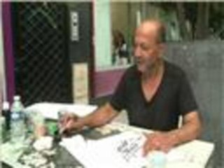 مواطن عربي يعرف الفرنسيين بالخط العربي