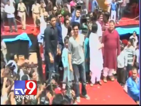 Tv9 Gujarat - Shah Rukh Khan at Dahi Handi celebration in Ghatkopar, Mumbai