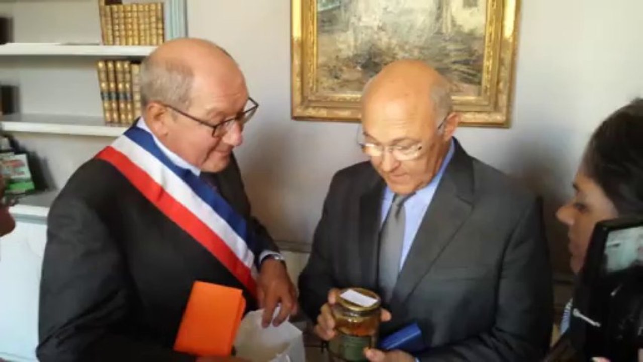 Michel Sapin reçoit des tripes à la mode de Caen