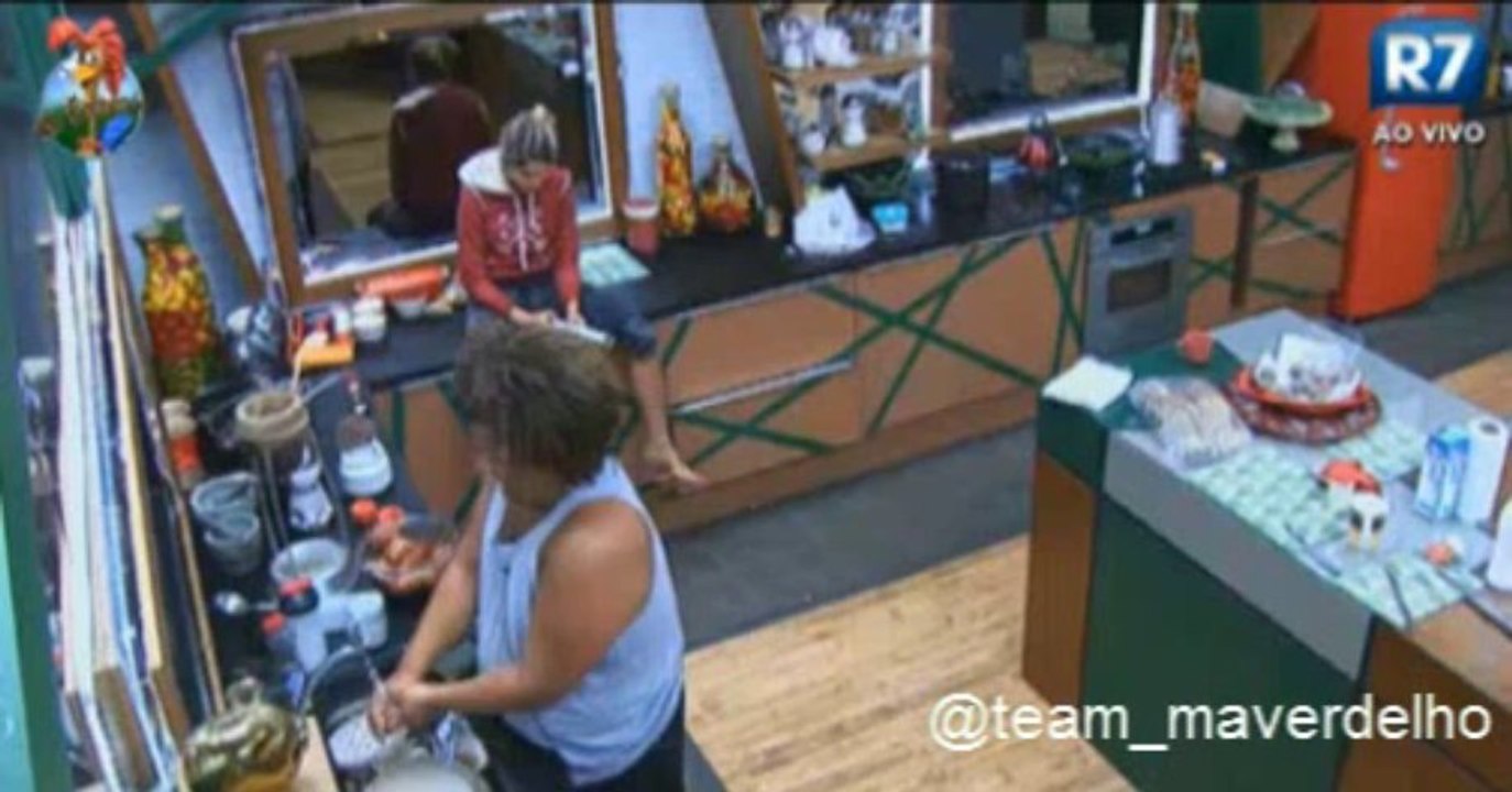 Barbara e Gominho conversando na cozinha de manhã. 29/08