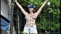 Raid polizia in sede Femen a Kiev, attiviste protestano...