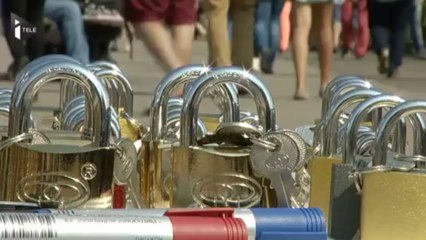 L'amour est trop lourd à porter pour le Pont des Arts