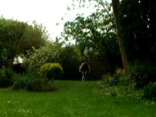 saut BMX audessus personne