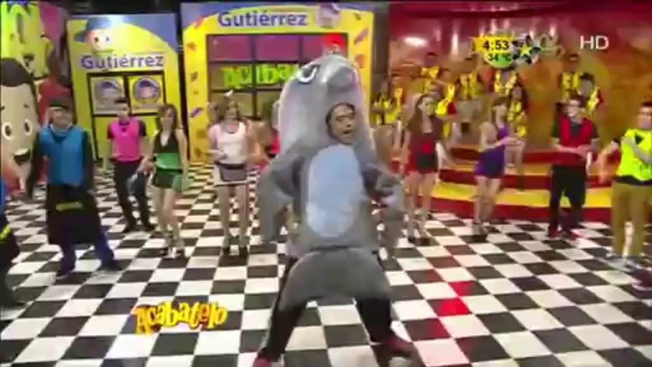 El Delfín saca a las mujeres