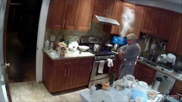 Mamie prend feu dans la cuisine