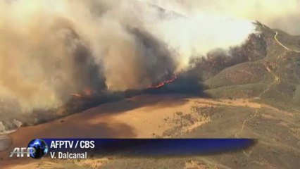 Fogo parcialmente controlado em Los Angeles