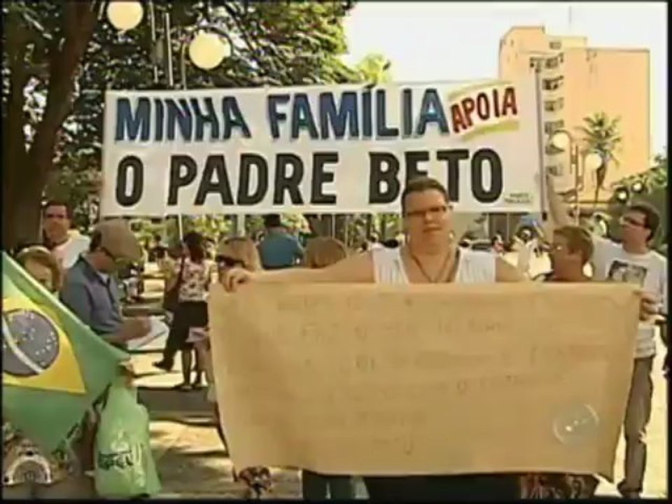 Padre excomungado tem manifesto de apoio de fiéis católicos