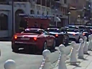 qq belles voitures passent et vrombissent  ;)