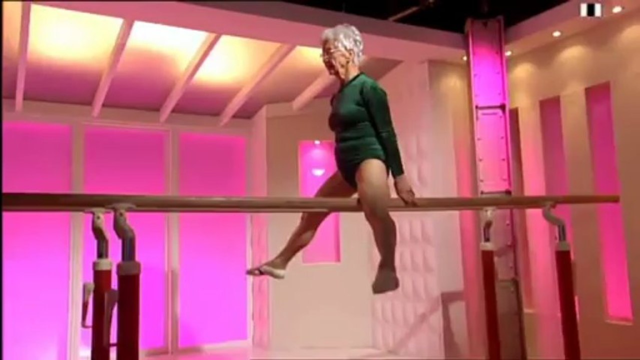 Mamie de 86 ans aux barres parallèles
