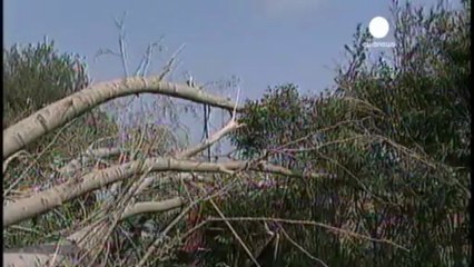 Un tornado y un temblor de tierra azotan la región de...