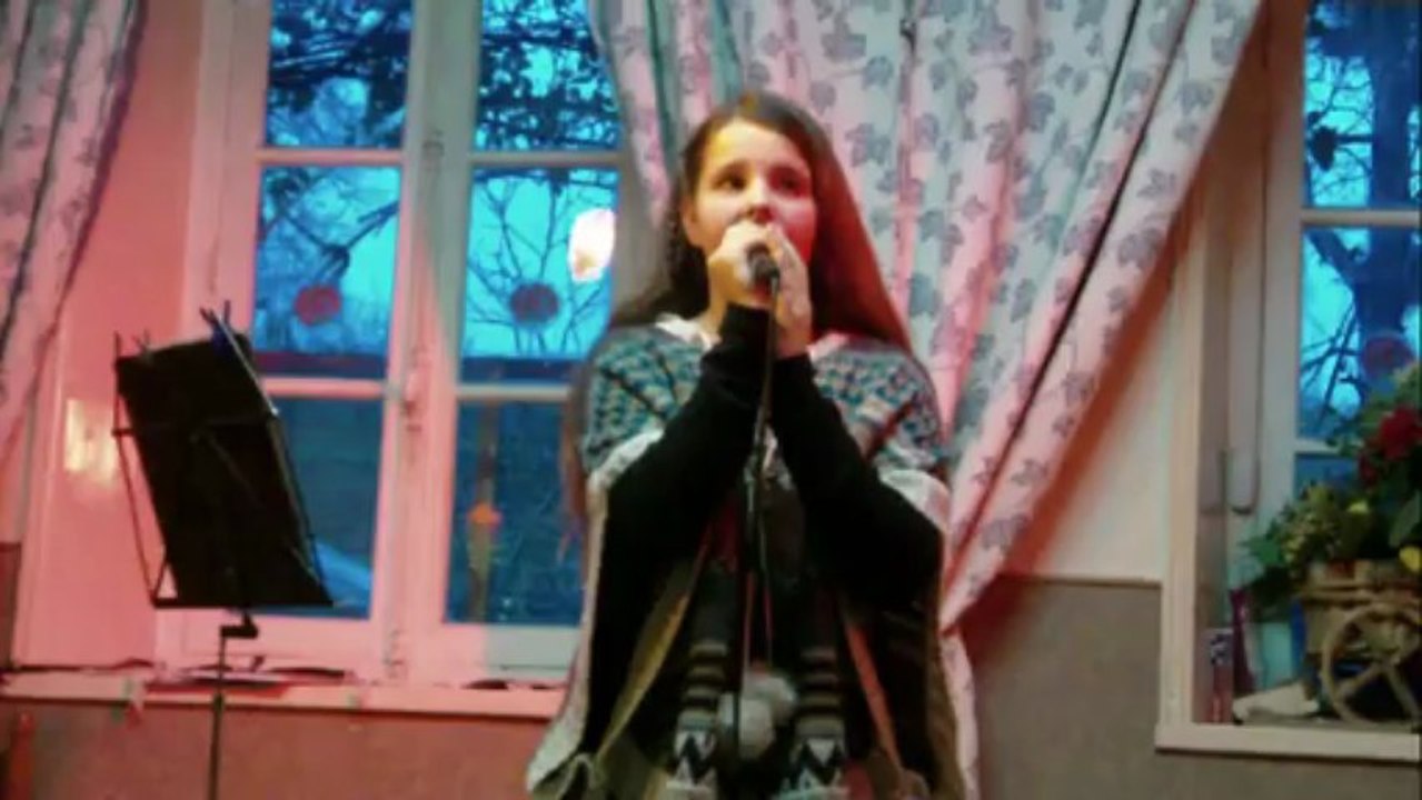 Lola Reva chante "parler à mon pere"