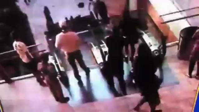 fauteuil roulant et escalator