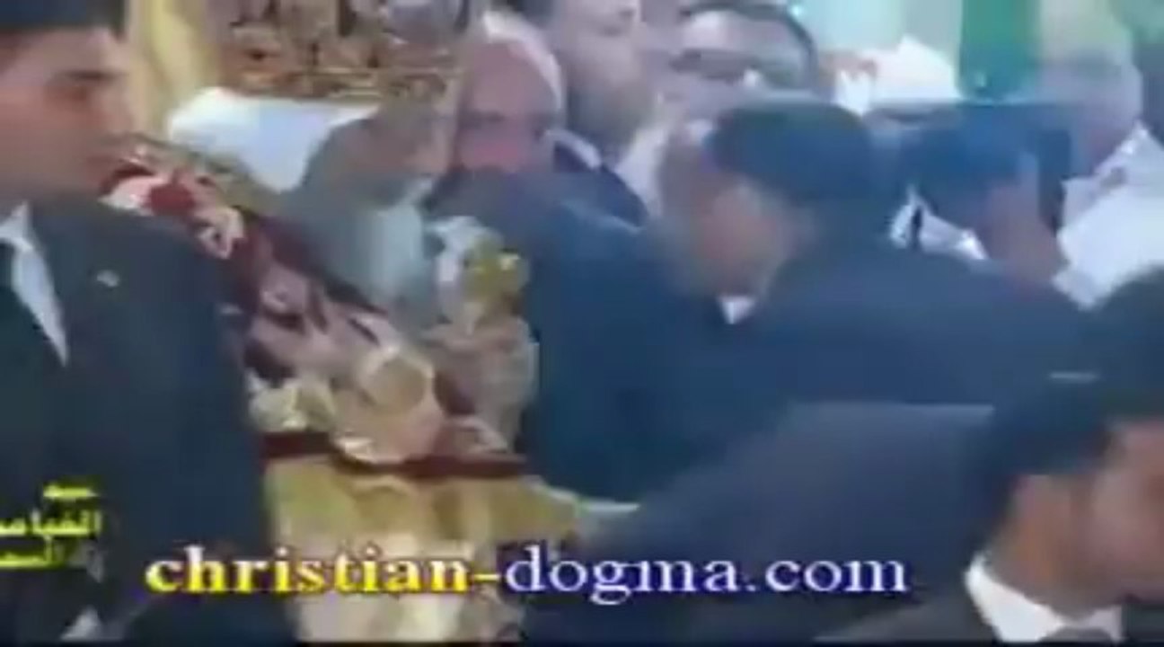 Abou Hamed embrasse la main du Pape Tawadros II pour la 3ème fois à Pâques 2013