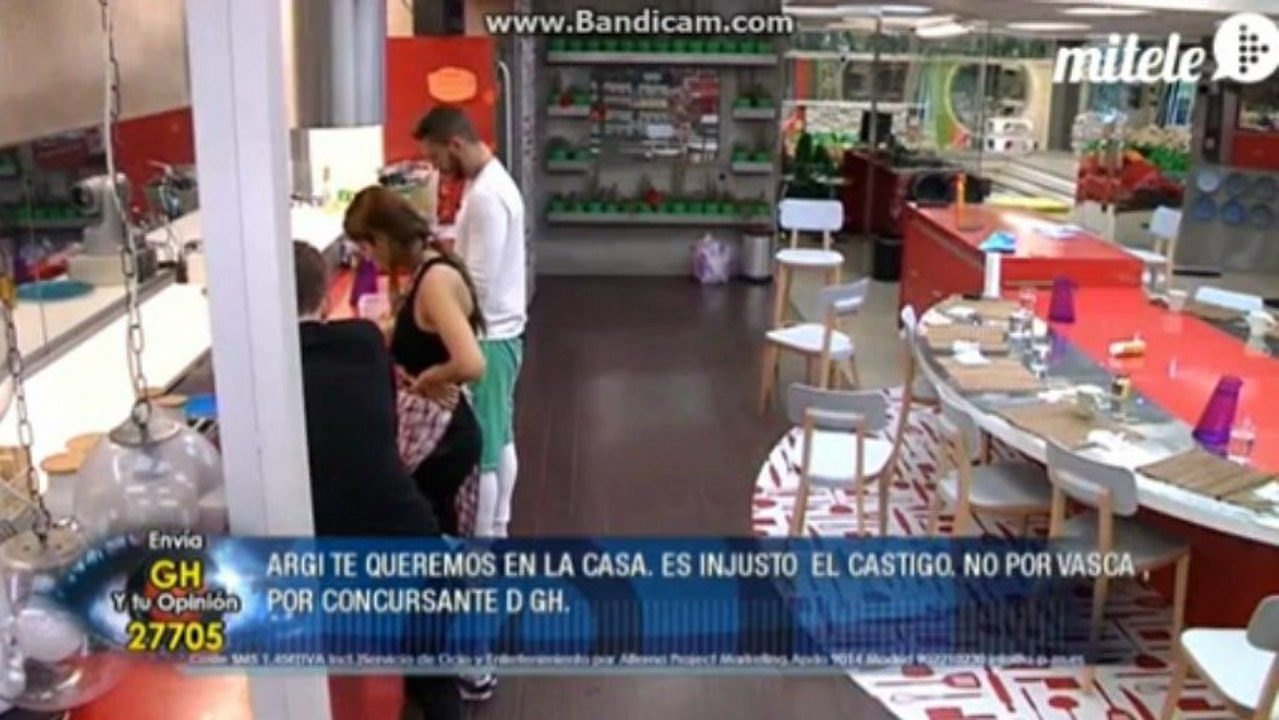 Soni y Kris en la cama [05-05-13]