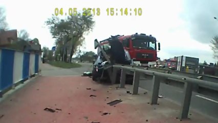 Kolizja z barierką wiaduktu w Radomiu