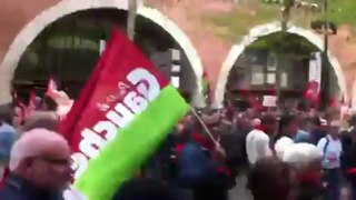 Jean-Luc Mélenchon acclamé par les manifestants de la Marche du 5 mai 2013