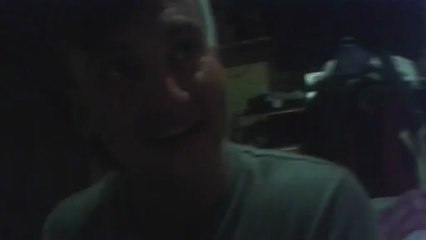 Pijany gość po zjedzeniu orzeszków chili