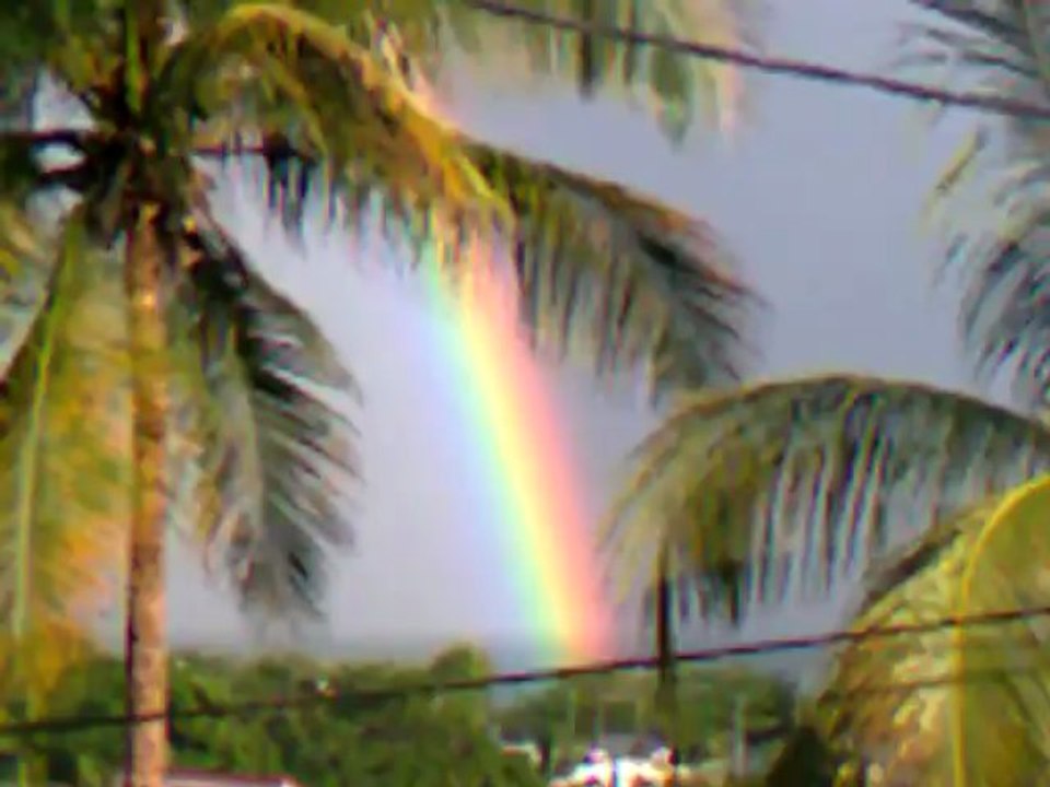 2 arcs-en-ciel côte à côte sur la plage