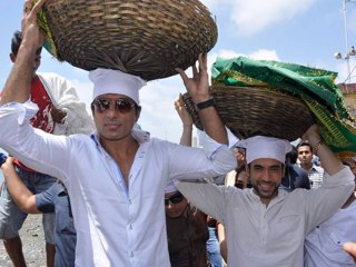 Spotted Sonu Sood And Tusshar Kapoor At Haji Ali  Dargah
