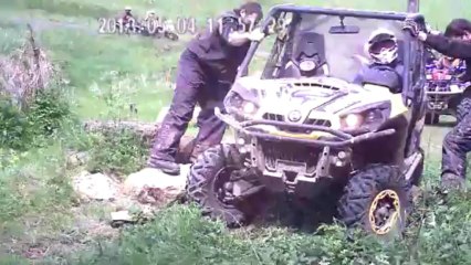 canam commander posé sur rocher