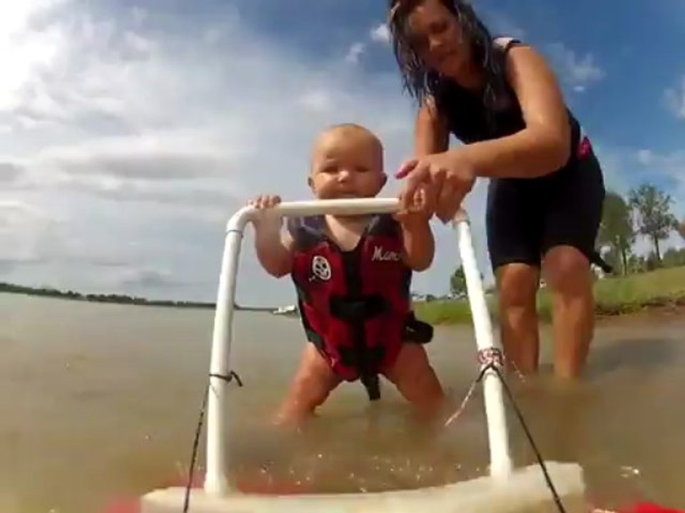 VIDEO Un bébé de 7 mois fait du ski nautique