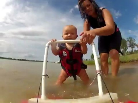 VIDEO Un bébé de 7 mois fait du ski nautique