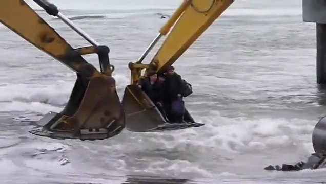 Через реку на экскаваторе