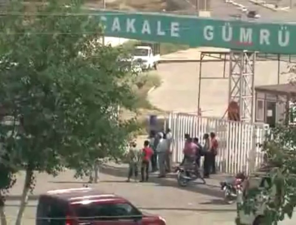 130506203_AKCAKALE_SURIYELILER_POLISIN_SEHIT_OLDUGU_YERE_CICEK_BIRAKTI