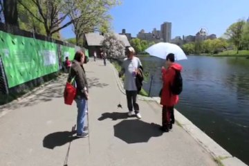 Tasmayla dolaşıyor, üç günde bir besleniyor