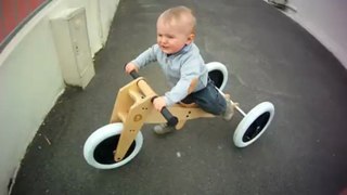 Owen sur son tricycle !
