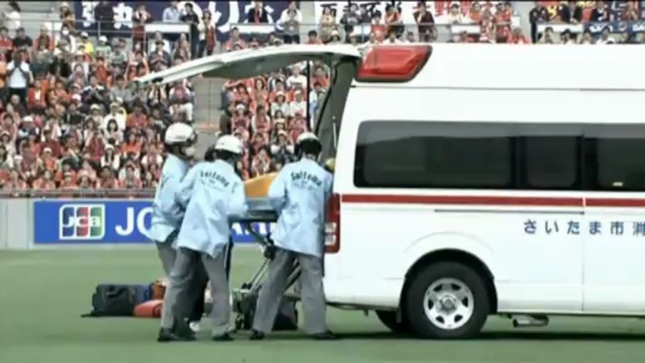 Übler Zusammenprall! Doppel-K.o. in der J-League