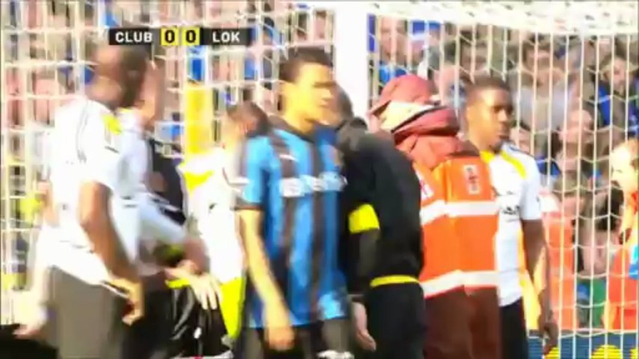 Goalkeeper hits goalpost, knocks himself out