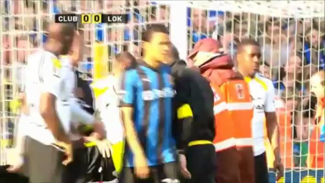 Goalkeeper hits goalpost, knocks himself out
