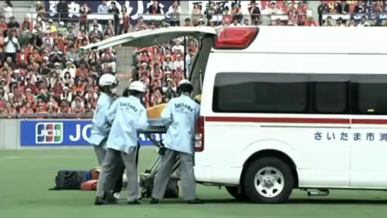 Japón - Tremendo choque en el duelo entre Hiroshima y Omiya