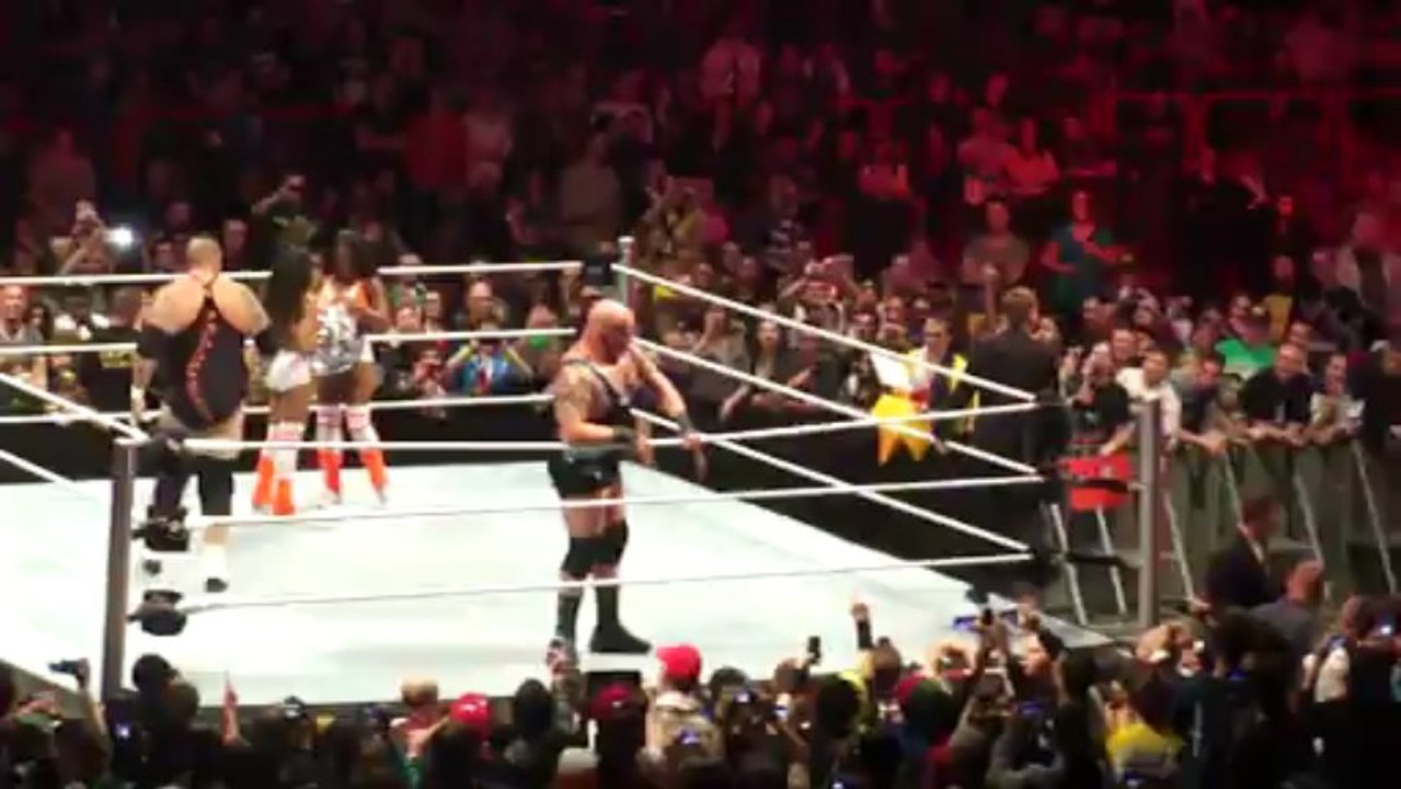 WWE Paris 2013 : Célébration des Tons Of Funk + Christohe Agius et l'arbitre !