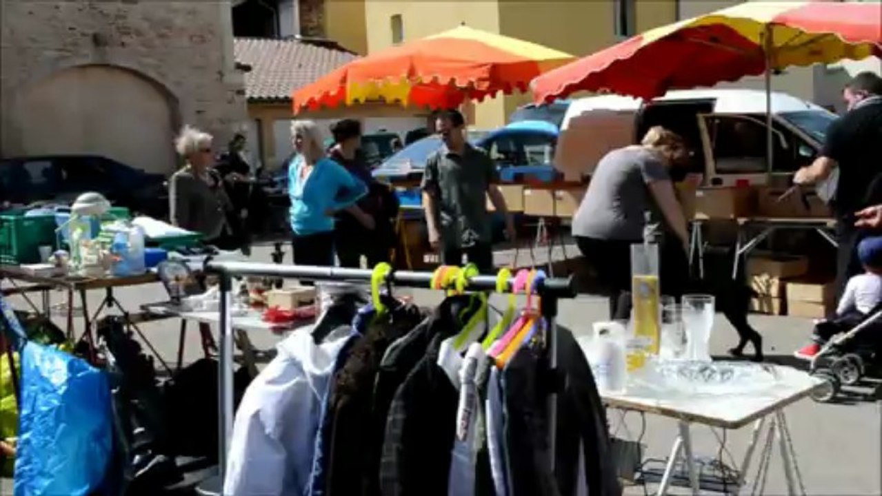 Marché aux puces. Pont-de-Vaux 5 avril 2013.