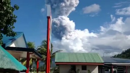 Philippines volcano spews giant cloud of ash