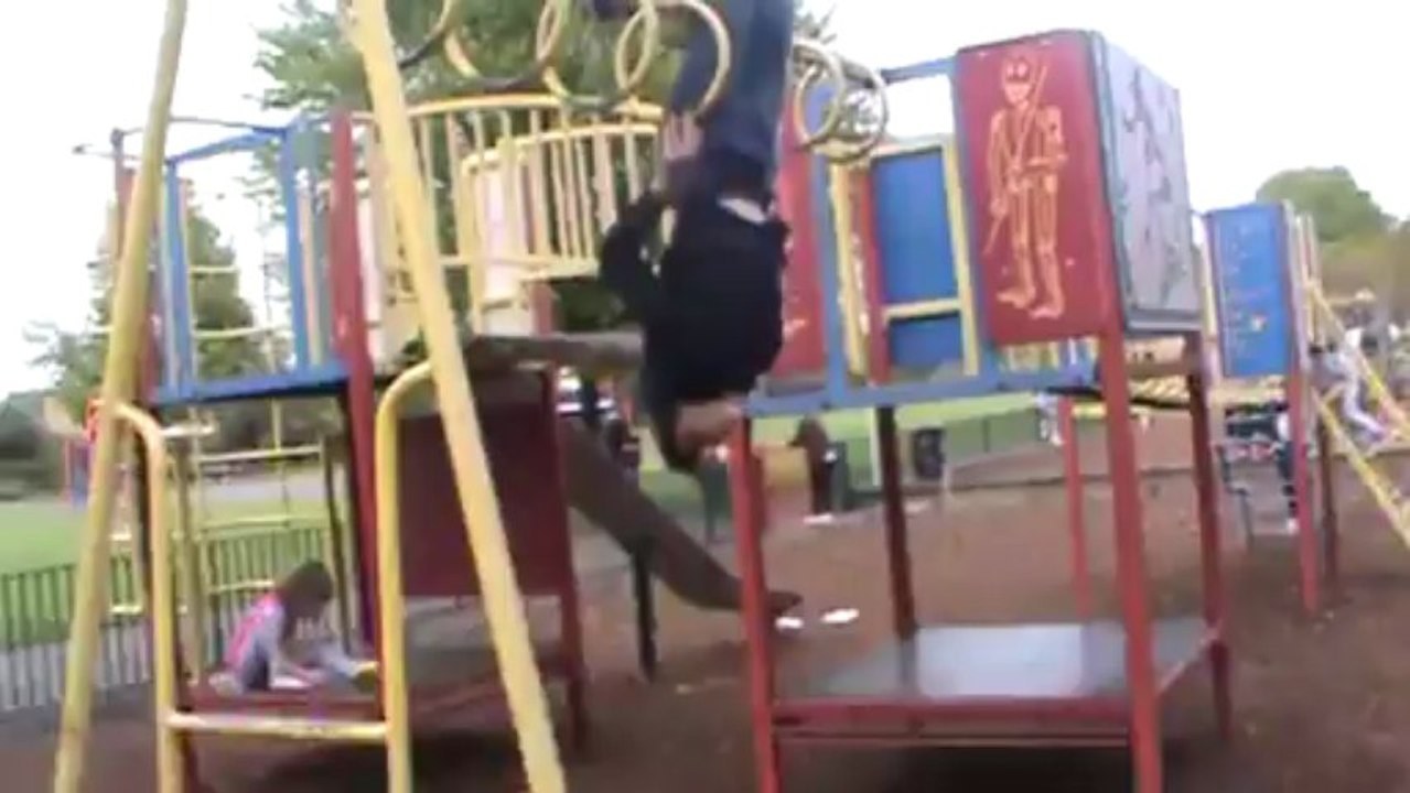 Enfant fail en se prenant pour un singe