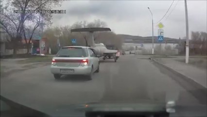 Militaire russe transporte son avion de chasse