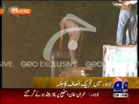 Imran Khan falls off the stage 07/05/2013