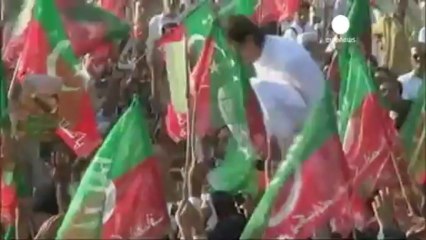 Pakistan: brutta caduta dal palco per leader...