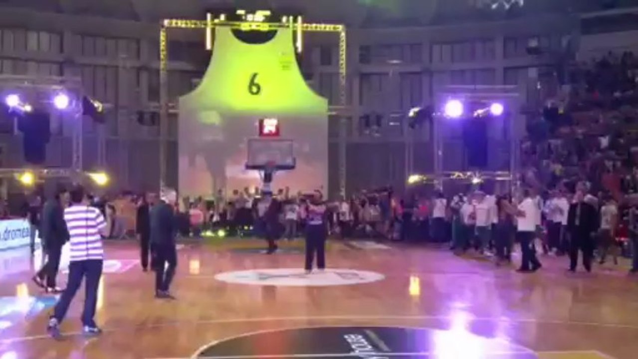 Ο Νίκος Γκάλης παίζει μπάσκετ