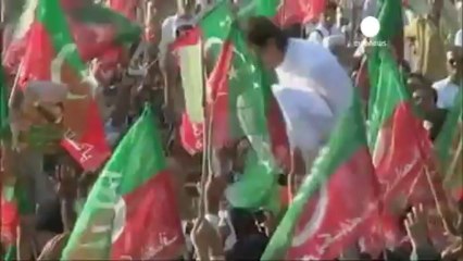 Pakistan : lourde chute d'un homme politique lors d'un...
