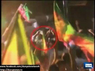 Pakistan : un favori des législatives chute de plusieurs mètres en plein meeting